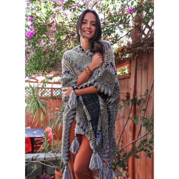 (NEW) Knit Boho Style Khaki & Gray Patterned Ruana - Picture 3 of 4